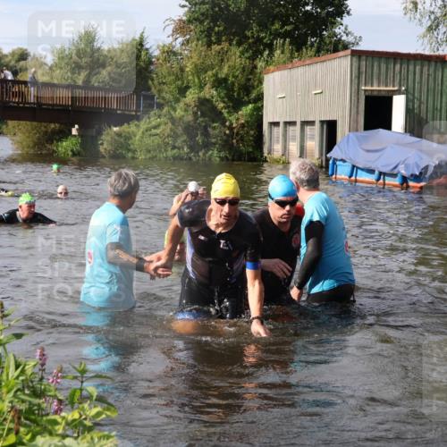 31.08.2025 - Elbe Triathlon Hamburg Luisa Fischer http://msf.ph/oto/8685163 31.08.2025 10:33:42 Schwimmen 1313, 1316, 1325, 1340 meine-sportfotos.de