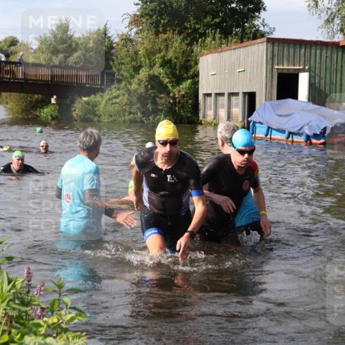 31.08.2025 - Elbe Triathlon Hamburg Luisa Fischer http://msf.ph/oto/8685165 31.08.2025 10:33:42 Schwimmen 1313, 1316, 1325, 1340 meine-sportfotos.de