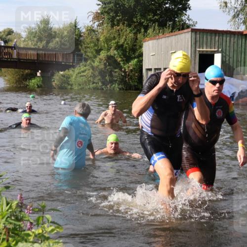 31.08.2025 - Elbe Triathlon Hamburg Luisa Fischer http://msf.ph/oto/8685171 31.08.2025 10:33:43 Schwimmen 1313, 1316, 1325, 1340 meine-sportfotos.de