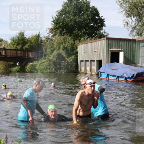 31.08.2025 - Elbe Triathlon Hamburg Luisa Fischer http://msf.ph/oto/8685197 31.08.2025 10:33:54 Schwimmen 1336, 1340, 1343 meine-sportfotos.de