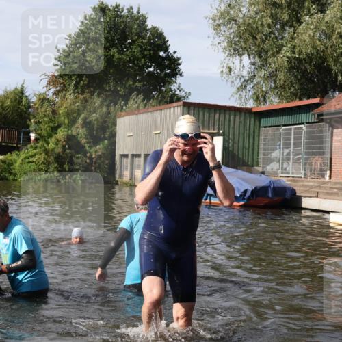 31.08.2025 - Elbe Triathlon Hamburg Luisa Fischer http://msf.ph/oto/8685219 31.08.2025 10:34:04 Schwimmen 1267, 1328, 1343 meine-sportfotos.de