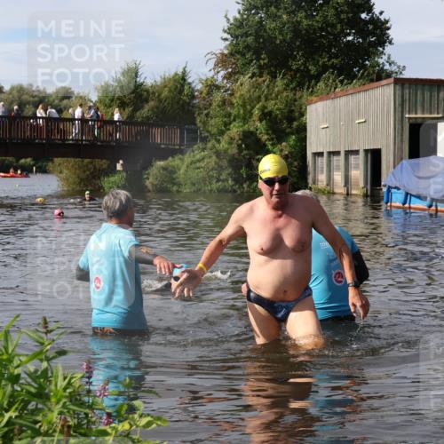 31.08.2025 - Elbe Triathlon Hamburg Luisa Fischer http://msf.ph/oto/8685298 31.08.2025 10:35:15 Schwimmen 1294, 1333 meine-sportfotos.de
