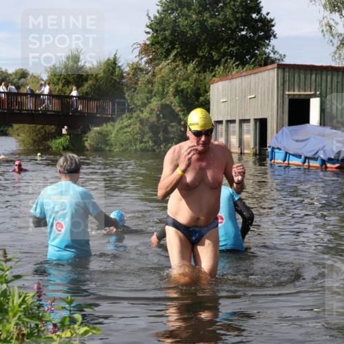 31.08.2025 - Elbe Triathlon Hamburg Luisa Fischer http://msf.ph/oto/8685300 31.08.2025 10:35:15 Schwimmen 1294, 1333 meine-sportfotos.de