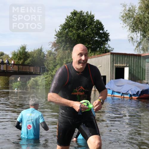31.08.2025 - Elbe Triathlon Hamburg Luisa Fischer http://msf.ph/oto/8685378 31.08.2025 10:36:19 Schwimmen 1271, 1284 meine-sportfotos.de
