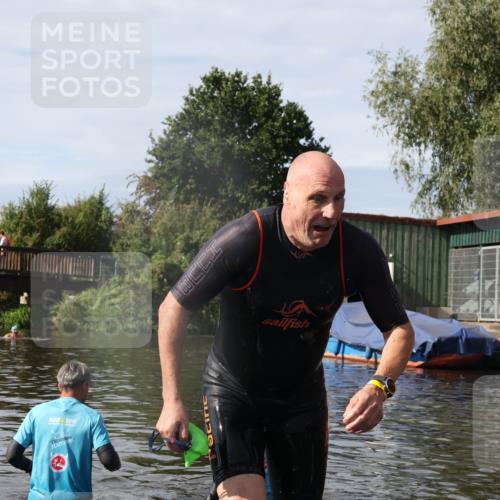 31.08.2025 - Elbe Triathlon Hamburg Luisa Fischer http://msf.ph/oto/8685381 31.08.2025 10:36:19 Schwimmen 1271, 1284 meine-sportfotos.de
