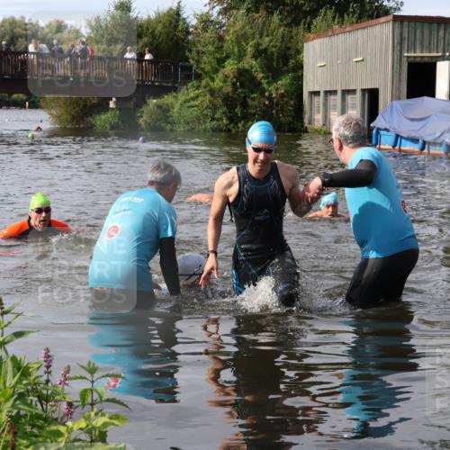 31.08.2025 - Elbe Triathlon Hamburg Luisa Fischer http://msf.ph/oto/8685383 31.08.2025 10:37:21 Schwimmen 1309, 1352, 1379 meine-sportfotos.de