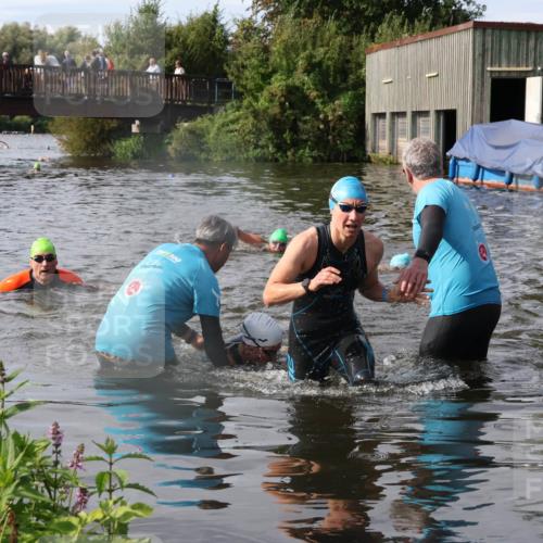 31.08.2025 - Elbe Triathlon Hamburg Luisa Fischer http://msf.ph/oto/8685385 31.08.2025 10:37:21 Schwimmen 1309, 1352, 1379 meine-sportfotos.de