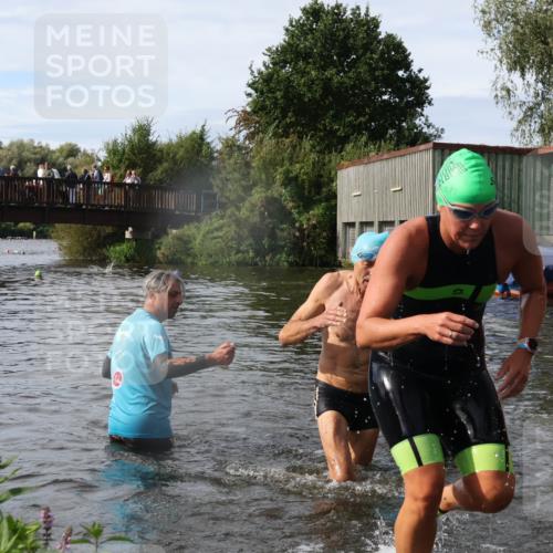 31.08.2025 - Elbe Triathlon Hamburg Luisa Fischer http://msf.ph/oto/8685417 31.08.2025 10:37:32 Schwimmen 1309, 1341, 1439 meine-sportfotos.de