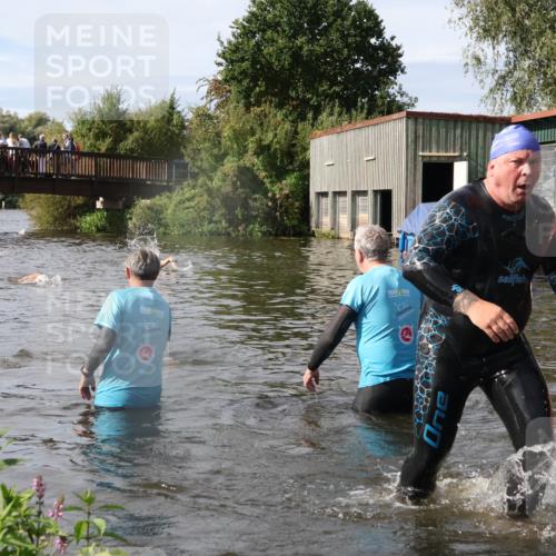 31.08.2025 - Elbe Triathlon Hamburg Luisa Fischer http://msf.ph/oto/8685472 31.08.2025 10:38:26 Schwimmen 1285, 1324, 1364 meine-sportfotos.de