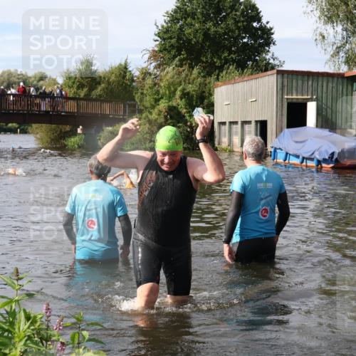 31.08.2025 - Elbe Triathlon Hamburg Luisa Fischer http://msf.ph/oto/8685481 31.08.2025 10:38:33 Schwimmen 1324 meine-sportfotos.de