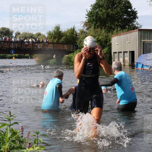 31.08.2025 - Elbe Triathlon Hamburg Luisa Fischer http://msf.ph/oto/8685501 31.08.2025 10:38:43 Schwimmen 1424, 1437, 1496 meine-sportfotos.de