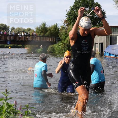 31.08.2025 - Elbe Triathlon Hamburg Luisa Fischer http://msf.ph/oto/8685504 31.08.2025 10:38:44 Schwimmen 1424, 1437, 1496 meine-sportfotos.de