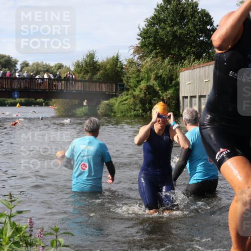 31.08.2025 - Elbe Triathlon Hamburg Luisa Fischer http://msf.ph/oto/8685508 31.08.2025 10:38:44 Schwimmen 1424, 1437, 1496 meine-sportfotos.de