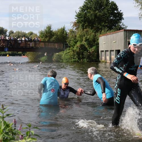 31.08.2025 - Elbe Triathlon Hamburg Luisa Fischer http://msf.ph/oto/8685524 31.08.2025 10:38:51 Schwimmen 1354, 1424, 1437 meine-sportfotos.de