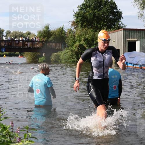 31.08.2025 - Elbe Triathlon Hamburg Luisa Fischer http://msf.ph/oto/8685539 31.08.2025 10:38:56 Schwimmen 1354, 1424 meine-sportfotos.de