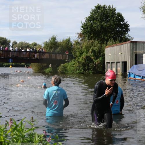 31.08.2025 - Elbe Triathlon Hamburg Luisa Fischer http://msf.ph/oto/8685603 31.08.2025 10:39:41 Schwimmen 1418 meine-sportfotos.de