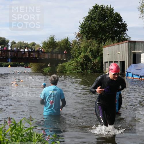 31.08.2025 - Elbe Triathlon Hamburg Luisa Fischer http://msf.ph/oto/8685604 31.08.2025 10:39:41 Schwimmen 1418 meine-sportfotos.de