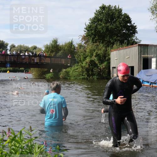 31.08.2025 - Elbe Triathlon Hamburg Luisa Fischer http://msf.ph/oto/8685607 31.08.2025 10:39:42 Schwimmen 1418 meine-sportfotos.de