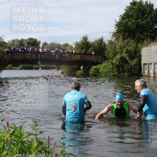 31.08.2025 - Elbe Triathlon Hamburg Luisa Fischer http://msf.ph/oto/8685629 31.08.2025 10:40:03 Schwimmen 1295, 1446, 1488 meine-sportfotos.de