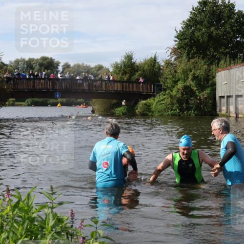 31.08.2025 - Elbe Triathlon Hamburg Luisa Fischer http://msf.ph/oto/8685631 31.08.2025 10:40:03 Schwimmen 1295, 1446, 1488 meine-sportfotos.de