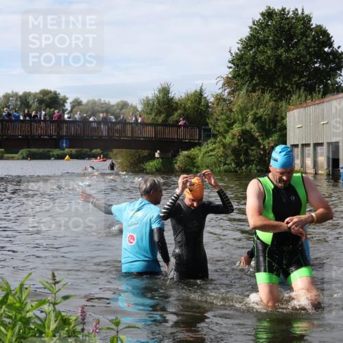 31.08.2025 - Elbe Triathlon Hamburg Luisa Fischer http://msf.ph/oto/8685642 31.08.2025 10:40:05 Schwimmen 1295, 1386, 1446 meine-sportfotos.de