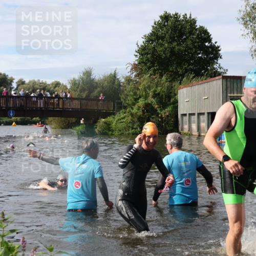 31.08.2025 - Elbe Triathlon Hamburg Luisa Fischer http://msf.ph/oto/8685649 31.08.2025 10:40:07 Schwimmen 1295, 1386, 1446 meine-sportfotos.de