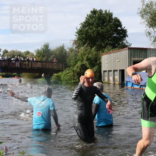 31.08.2025 - Elbe Triathlon Hamburg Luisa Fischer http://msf.ph/oto/8685650 31.08.2025 10:40:07 Schwimmen 1295, 1386, 1446 meine-sportfotos.de