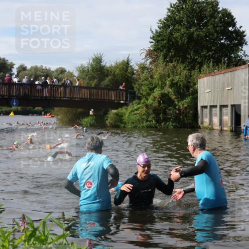 31.08.2025 - Elbe Triathlon Hamburg Luisa Fischer http://msf.ph/oto/8685665 31.08.2025 10:40:30 Schwimmen 1469, 1492 meine-sportfotos.de