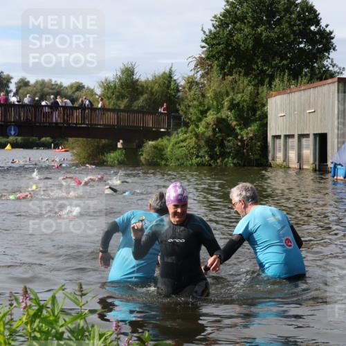 31.08.2025 - Elbe Triathlon Hamburg Luisa Fischer http://msf.ph/oto/8685670 31.08.2025 10:40:32 Schwimmen 1469, 1492 meine-sportfotos.de