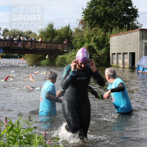 31.08.2025 - Elbe Triathlon Hamburg Luisa Fischer http://msf.ph/oto/8685678 31.08.2025 10:40:33 Schwimmen 1469, 1492 meine-sportfotos.de