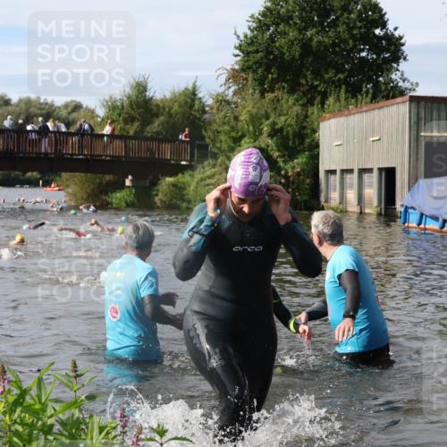 31.08.2025 - Elbe Triathlon Hamburg Luisa Fischer http://msf.ph/oto/8685680 31.08.2025 10:40:34 Schwimmen 1469, 1492 meine-sportfotos.de