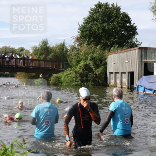 31.08.2025 - Elbe Triathlon Hamburg Luisa Fischer http://msf.ph/oto/8685689 31.08.2025 10:40:44 Schwimmen 1376, 1384, 1434 meine-sportfotos.de
