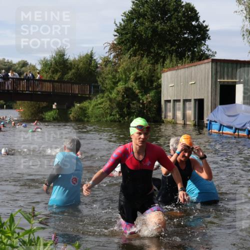 31.08.2025 - Elbe Triathlon Hamburg Luisa Fischer http://msf.ph/oto/8685706 31.08.2025 10:40:51 Schwimmen 1384, 1389, 1434, 1454 meine-sportfotos.de