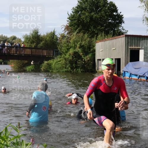 31.08.2025 - Elbe Triathlon Hamburg Luisa Fischer http://msf.ph/oto/8685710 31.08.2025 10:40:51 Schwimmen 1384, 1389, 1434, 1454 meine-sportfotos.de