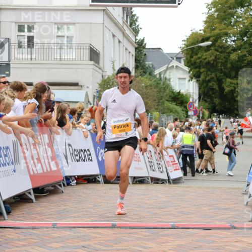 31.08.2025 - 21. Blankeneser Heldenlauf Strokosch-Dieckow http://msf.ph/oto/8685715 31.08.2025 12:00:44 Ziel 5652, 4394, 4395, 4333 meine-sportfotos.de