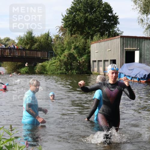 31.08.2025 - Elbe Triathlon Hamburg Luisa Fischer http://msf.ph/oto/8685769 31.08.2025 10:41:06 Schwimmen 1367, 1378, 1479, 1486 meine-sportfotos.de
