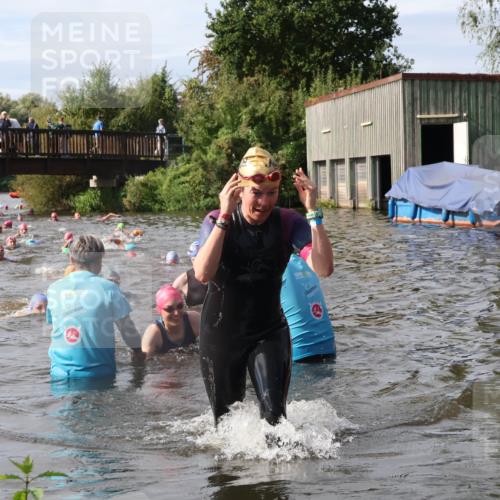 31.08.2025 - Elbe Triathlon Hamburg Luisa Fischer http://msf.ph/oto/8685840 31.08.2025 10:41:36 Schwimmen 1388, 1429 meine-sportfotos.de