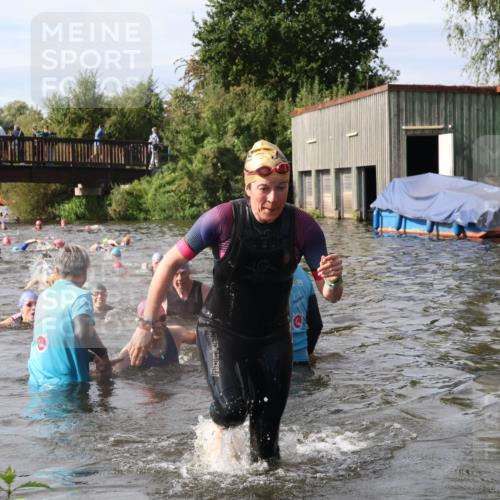 31.08.2025 - Elbe Triathlon Hamburg Luisa Fischer http://msf.ph/oto/8685842 31.08.2025 10:41:36 Schwimmen 1388, 1429 meine-sportfotos.de