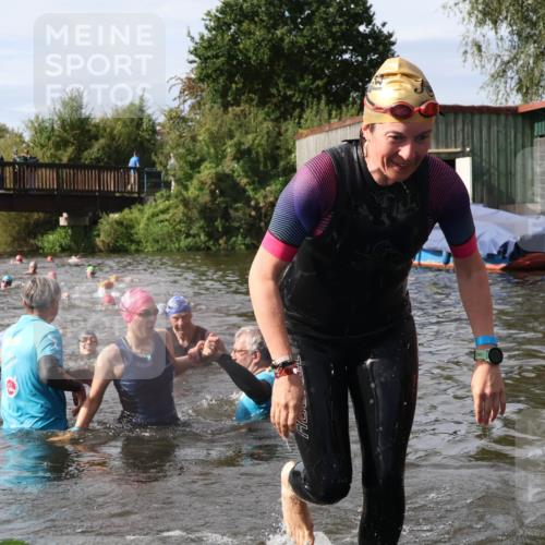 31.08.2025 - Elbe Triathlon Hamburg Luisa Fischer http://msf.ph/oto/8685847 31.08.2025 10:41:37 Schwimmen 1388, 1429 meine-sportfotos.de