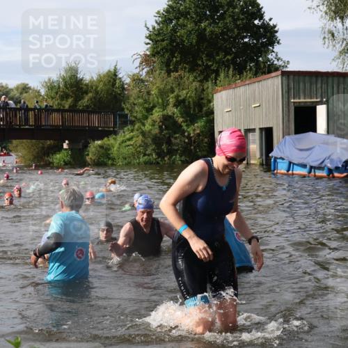 31.08.2025 - Elbe Triathlon Hamburg Luisa Fischer http://msf.ph/oto/8685851 31.08.2025 10:41:39 Schwimmen 1388, 1429, 1442 meine-sportfotos.de