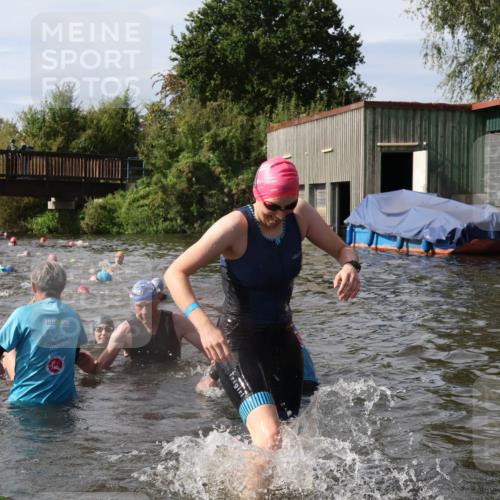 31.08.2025 - Elbe Triathlon Hamburg Luisa Fischer http://msf.ph/oto/8685852 31.08.2025 10:41:40 Schwimmen 1370, 1388, 1429, 1442 meine-sportfotos.de