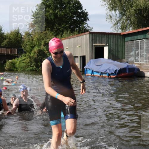 31.08.2025 - Elbe Triathlon Hamburg Luisa Fischer http://msf.ph/oto/8685855 31.08.2025 10:41:40 Schwimmen 1370, 1388, 1429, 1442 meine-sportfotos.de