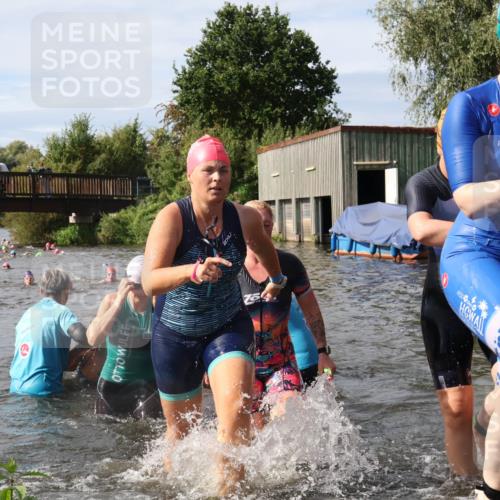 31.08.2025 - Elbe Triathlon Hamburg Luisa Fischer http://msf.ph/oto/8685959 31.08.2025 10:42:10 Schwimmen 1357, 1382, 1395, 1407, 1410, 1411, 1413, 1416, 1425, 1428, 1433, 1436, 1450, 1498 meine-sportfotos.de