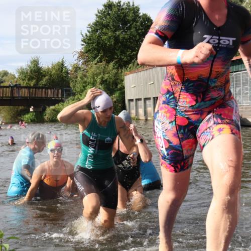 31.08.2025 - Elbe Triathlon Hamburg Luisa Fischer http://msf.ph/oto/8685967 31.08.2025 10:42:12 Schwimmen 1357, 1395, 1407, 1410, 1411, 1413, 1416, 1425, 1433, 1436, 1450 meine-sportfotos.de