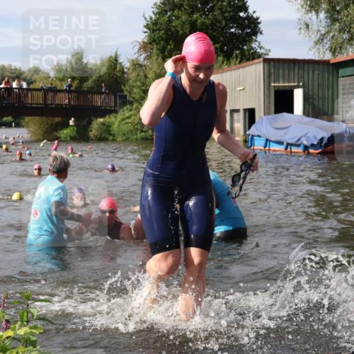 31.08.2025 - Elbe Triathlon Hamburg Luisa Fischer http://msf.ph/oto/8686001 31.08.2025 10:42:24 Schwimmen 1398, 1400, 1422, 1436, 1458 meine-sportfotos.de