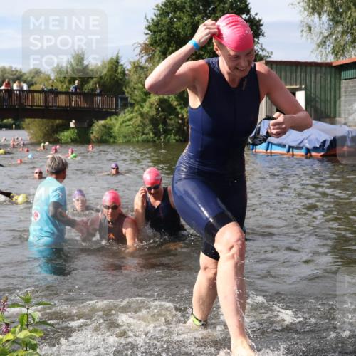 31.08.2025 - Elbe Triathlon Hamburg Luisa Fischer http://msf.ph/oto/8686003 31.08.2025 10:42:25 Schwimmen 1398, 1400, 1422, 1458 meine-sportfotos.de