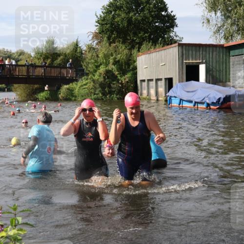 31.08.2025 - Elbe Triathlon Hamburg Luisa Fischer http://msf.ph/oto/8686011 31.08.2025 10:42:26 Schwimmen 1398, 1400, 1422, 1458 meine-sportfotos.de