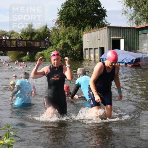 31.08.2025 - Elbe Triathlon Hamburg Luisa Fischer http://msf.ph/oto/8686015 31.08.2025 10:42:27 Schwimmen 1398, 1399, 1400, 1422, 1458 meine-sportfotos.de