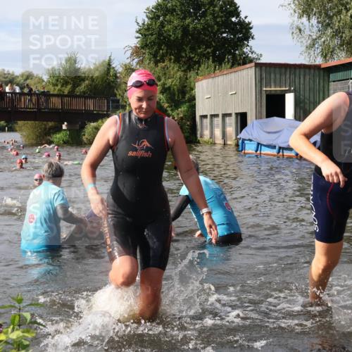 31.08.2025 - Elbe Triathlon Hamburg Luisa Fischer http://msf.ph/oto/8686019 31.08.2025 10:42:28 Schwimmen 1398, 1399, 1400, 1422, 1458 meine-sportfotos.de