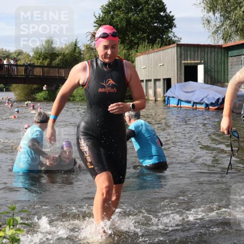31.08.2025 - Elbe Triathlon Hamburg Luisa Fischer http://msf.ph/oto/8686022 31.08.2025 10:42:28 Schwimmen 1398, 1399, 1400, 1422, 1458 meine-sportfotos.de